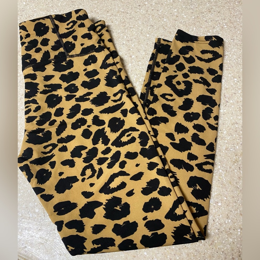 NWOT Ladies Leopard Print leggings. Medium
